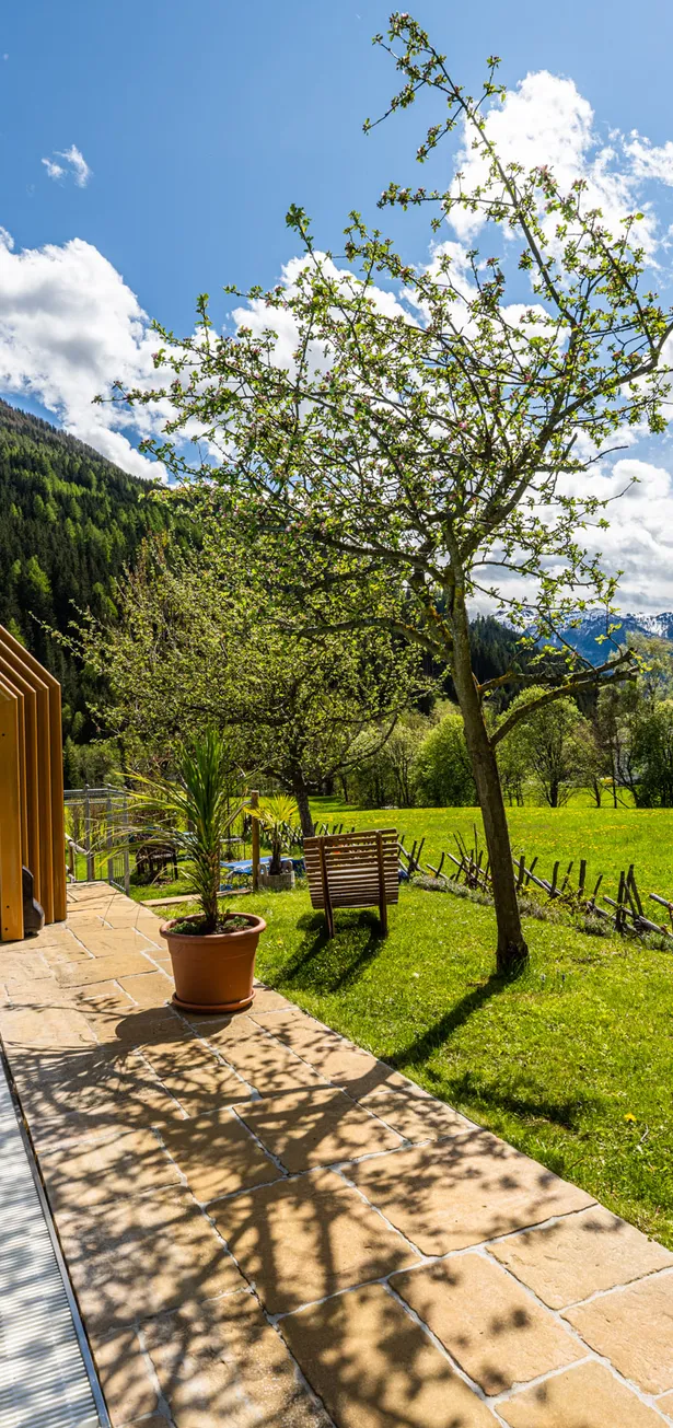 Entspannen nach einer Wanderung am Pool im Hotel Almrausch