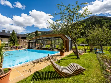 Outdoorpool im Garten im 4* Hotel Almrausch