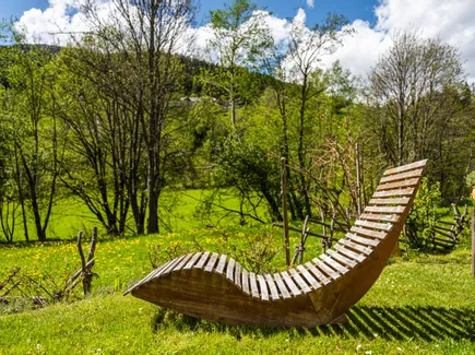 Liege im Garten vom Hotel Almrausch