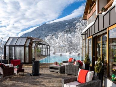 Hotelpool mit Blick auf die Piste